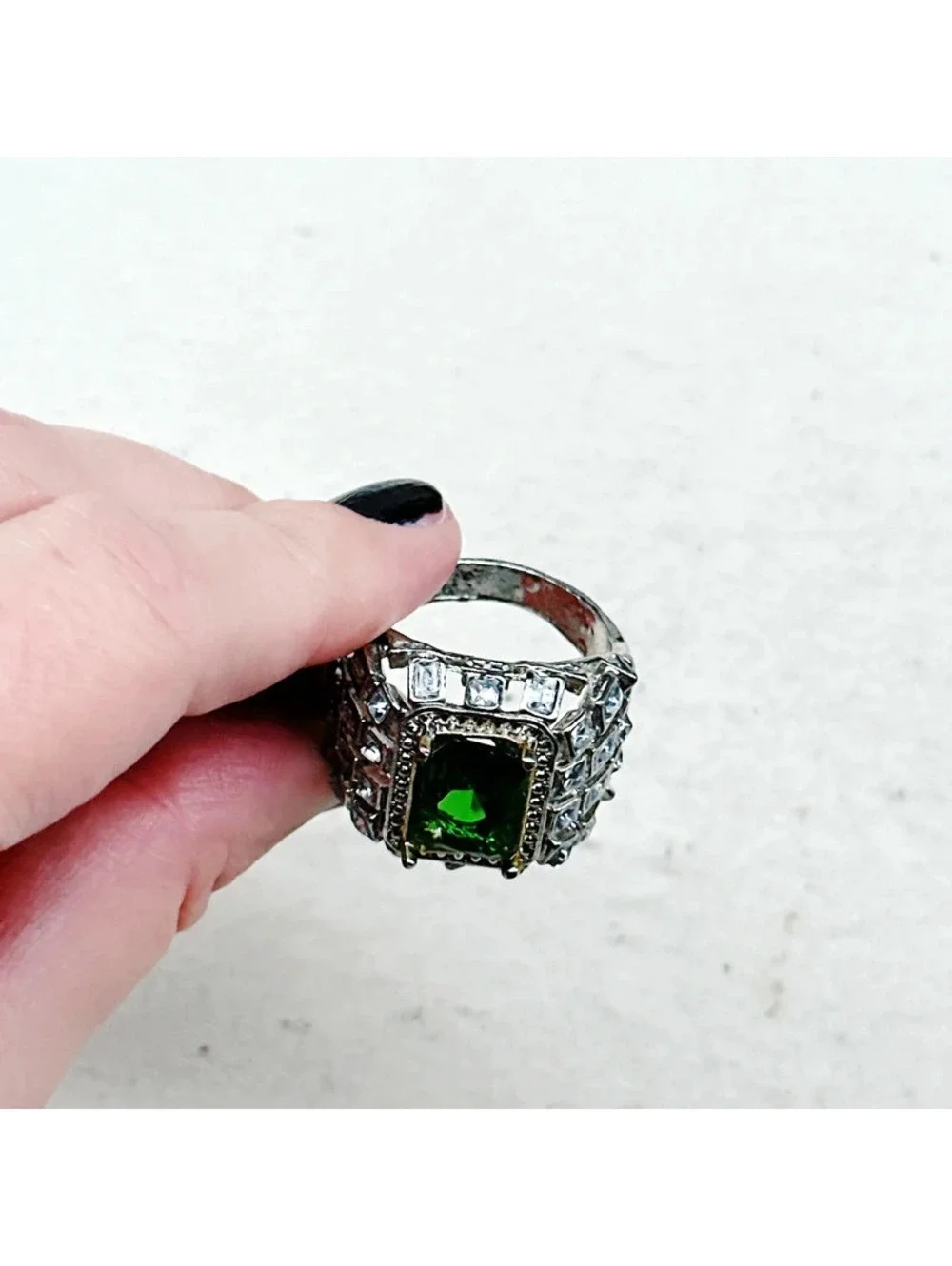 3021u. Green Cocktail Ring 12.75 Damaged